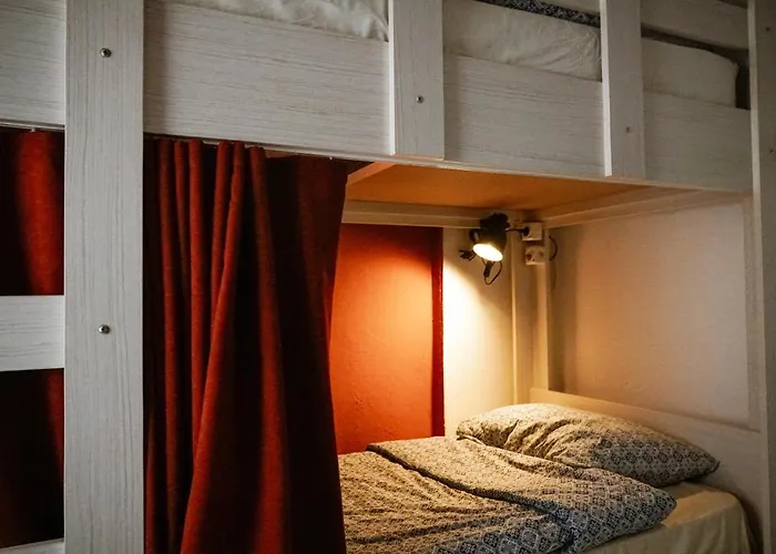 إل كامينو هوستيل آند بوب